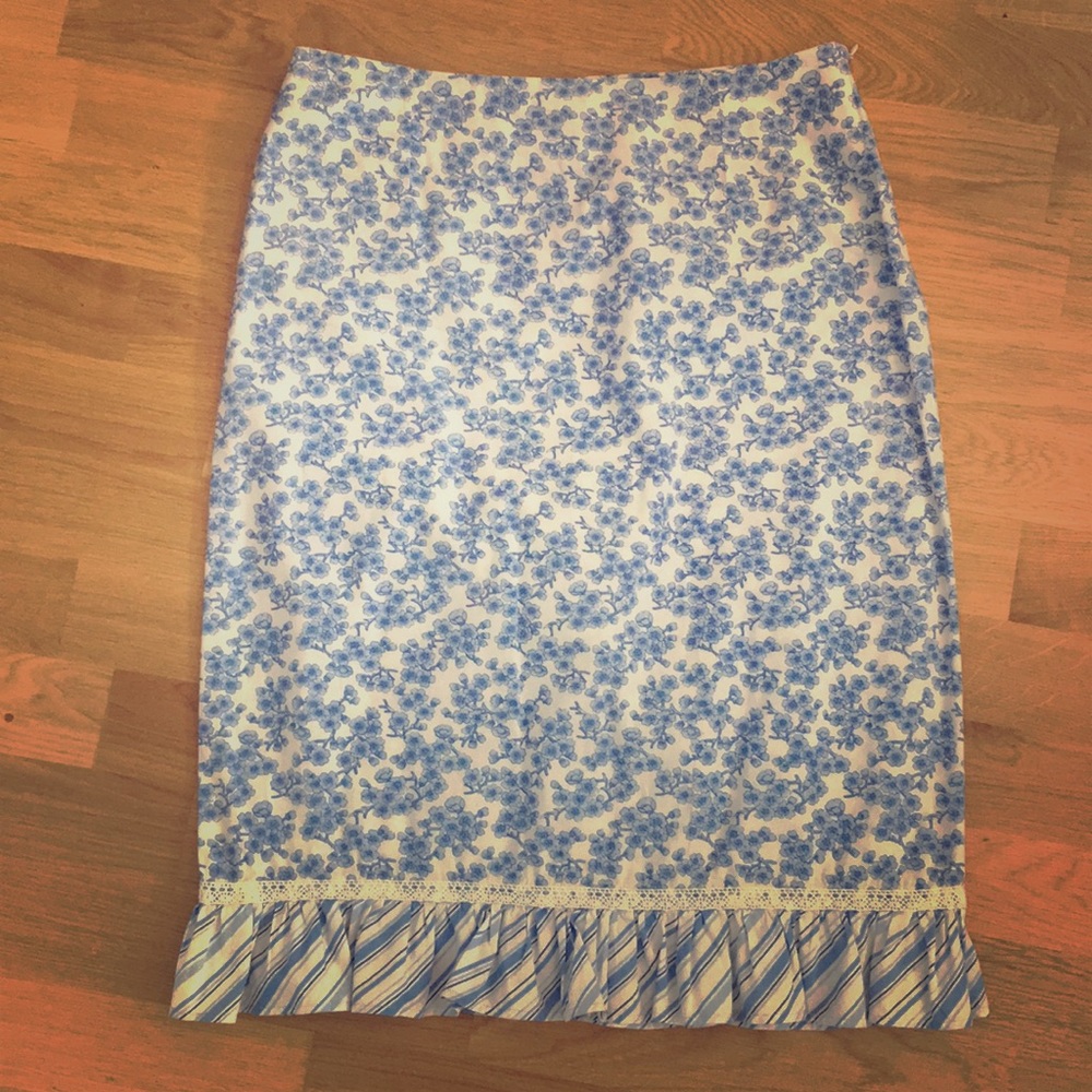 Blue flower print skirt 🌸